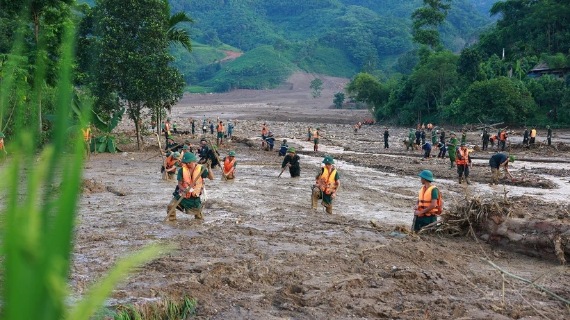 Lực lượng quân đội triển khai tìm kiếm các nạn nhân mất tích do sạt lở đất tại làng Nủ, xã Phúc Khánh, huyện Bảo Yên.